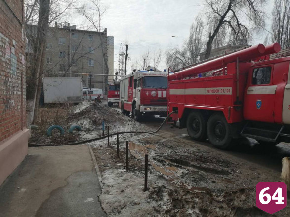 Под Саратовом жильцы горящего дома эвакуировались самостоятельно