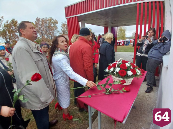 Под Саратовом участники фестиваля почтили память погибших героев 
