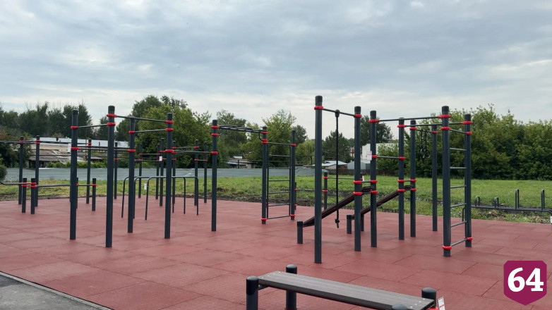В саратовской школе появилась новая спортплощадка с умными тренажерами 
