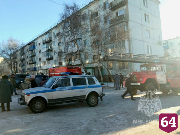 Из горящей квартиры под Саратовом спасли мать и четверых детей