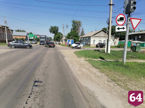 Автоледи и 13-летняя девочка пострадали в ДТП со столбом