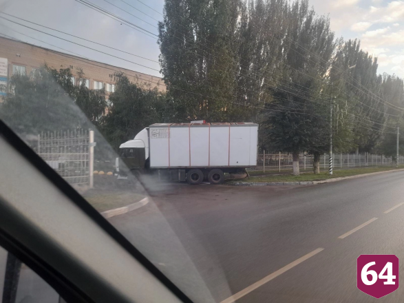 Грузовик снес забор больницы под Саратовом