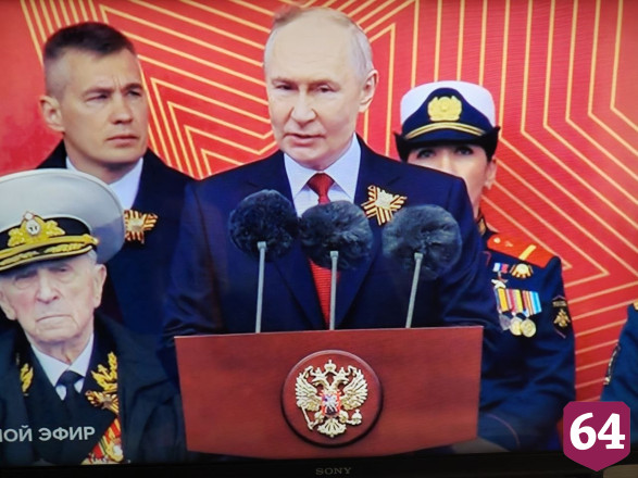 На трибуне с Владимиром Путиным находится Герой России из Саратовской области Людмила Болилая
