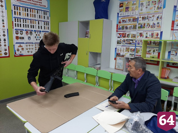 Под Саратовом школьники учатся стрелять и перевязывать раны