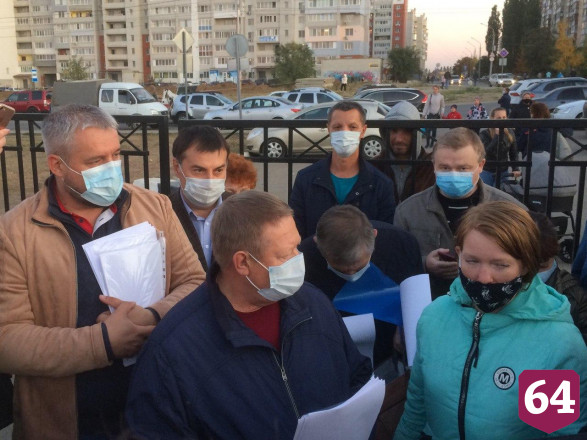 Жители саратовских поселков пожаловались Панкову на нехватку школ и плохие дороги