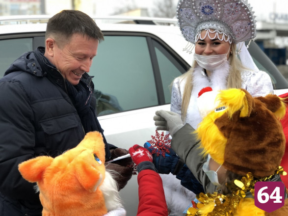 Саратовские полицейские переоделись в костюмы Деда Мороза и Снегурочки 