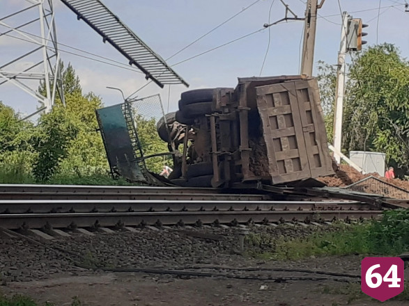 Под Саратовом грузовик упал с моста на железную дорогу