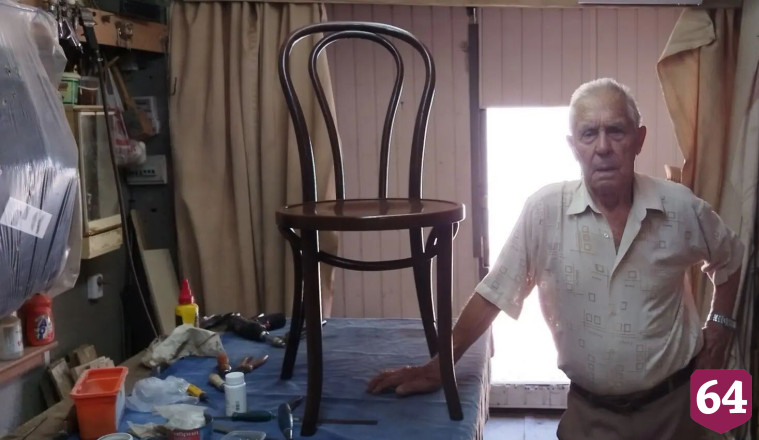 В Саратове 92-летний краснодеревщик дарит мебели вторую жизнь