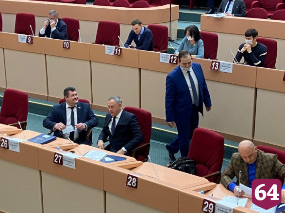 Депутаты думы Саратова пришли на заседание в масках 