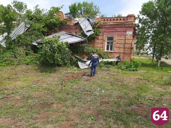 В Питерском районе от урагана пострадали больница и школа