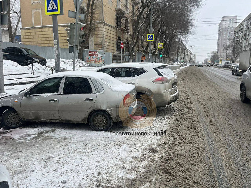 На улице Чернышевского автомобиль после ДТП сбил женщину 