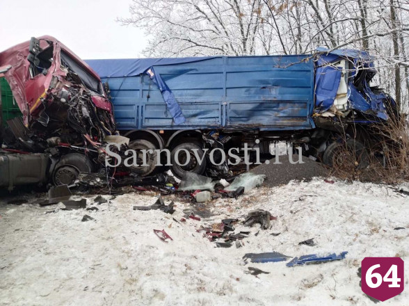 Под Саратовом произошло массовое ДТП с грузовиками