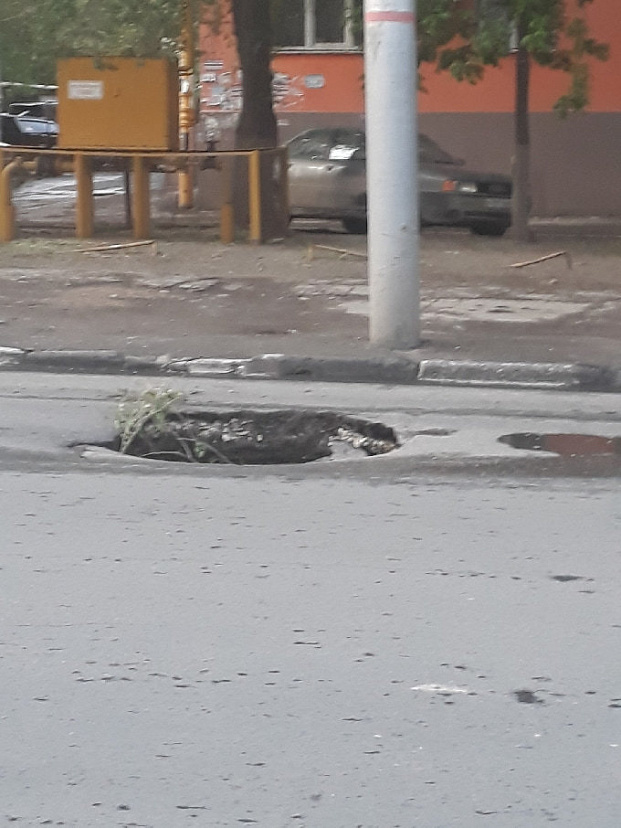 В центре Саратова под землю ушел асфальт 