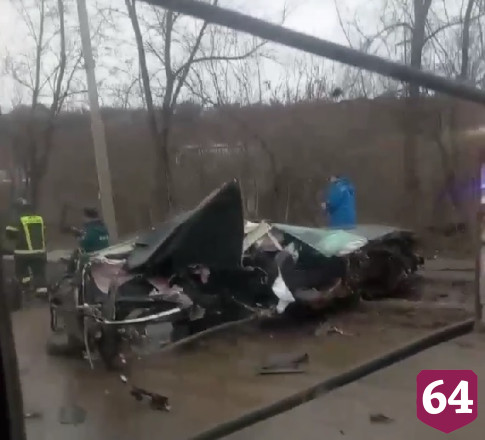 В Саратове автомобиль разорвало при ударе о столб