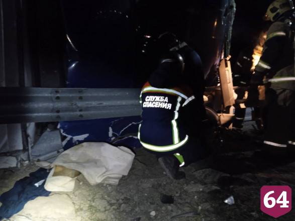 Дальнобойщик опрокинул фуру в Саратове и серьезно покалечился