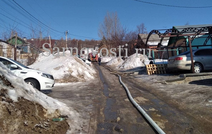 В Саратове пожарные тушили полыхающий частный дом