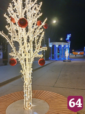 В Энгельсе установили 15-метровую елку и открыли каток