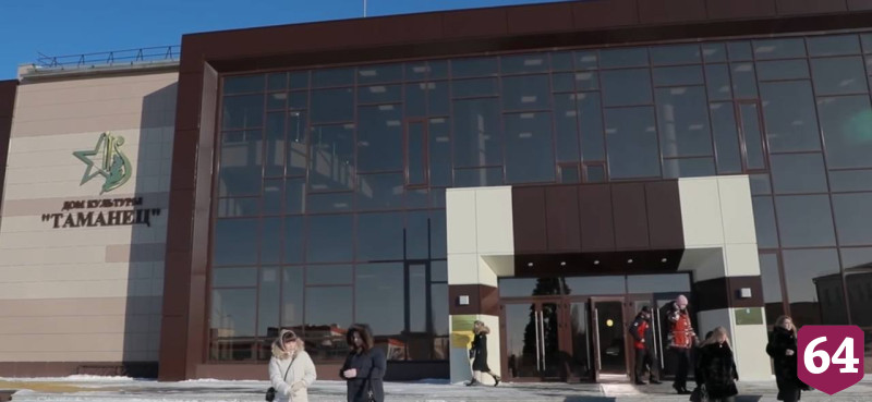 В поселке под Саратовом открыли новую ледовую арену