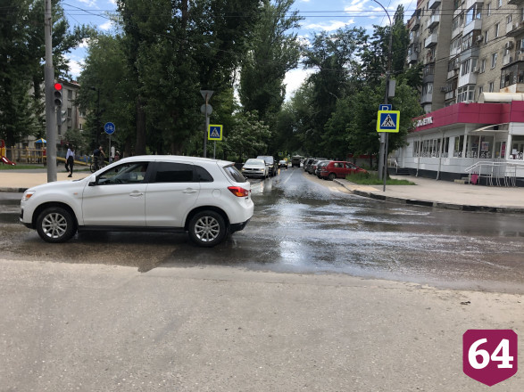 В Саратове провалился асфальт и превратился в пляж для голубей