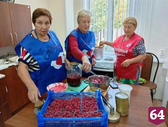 Саратовские пенсионерки из 230 кг малины сварили варенье для участников спецоперации