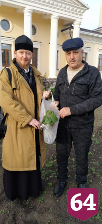 Священник создал у храма лесопитомник и раздает по Заволжью дубы