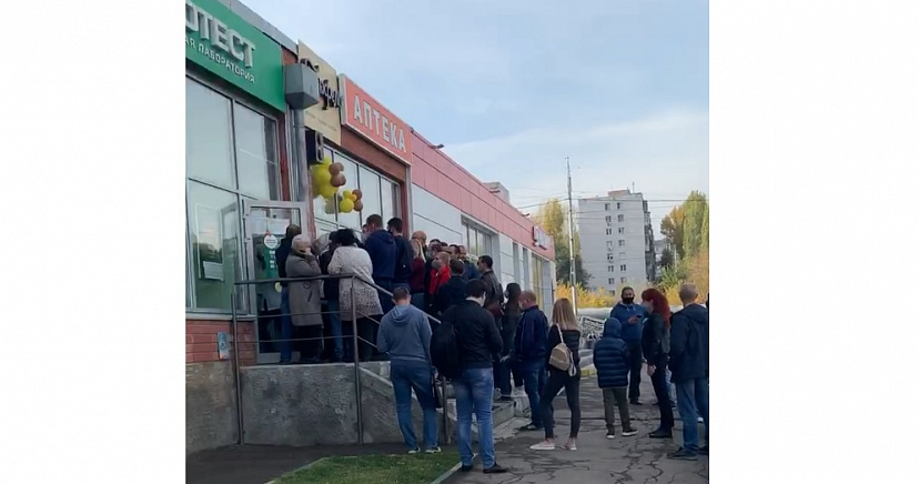 Саратовцы выстроились в огромные очереди на анализы в частных клиниках