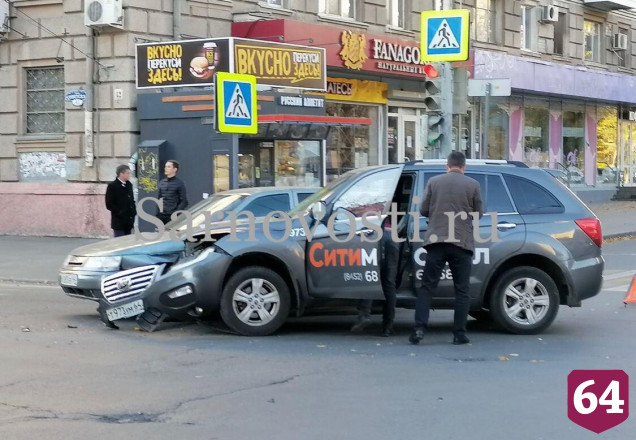 В центре Саратова не поделили дорогу такси и «Лада»
