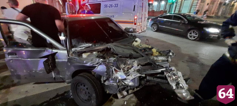 В центре Саратова BMW врезалась в дом после ДТП