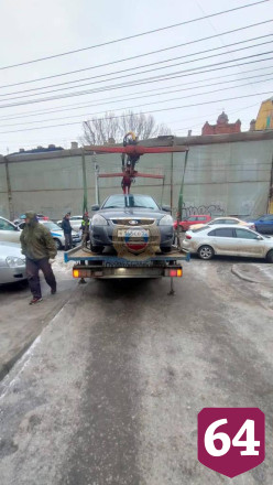 В центре Саратова инспекторы ГИБДД эвакуировали машины автохамов