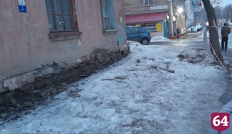 «Регион 64» помог обезопасить дорогу около аварийного дома