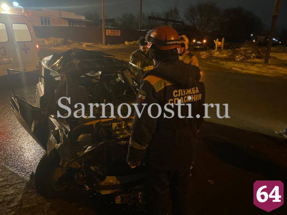 Двое мужчин покалечились в ДТП с грузовиком под Саратовом
