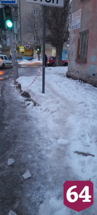 В Саратове с крыши дома со снегом сошел шифер 