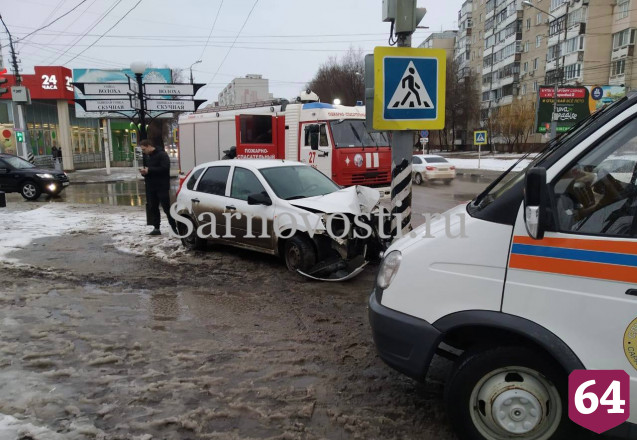Молодой водитель протаранил столб в центре Энгельса 
