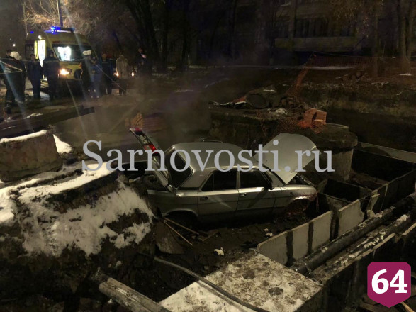В Саратове автомобиль с пьяным водителем провалился в траншею