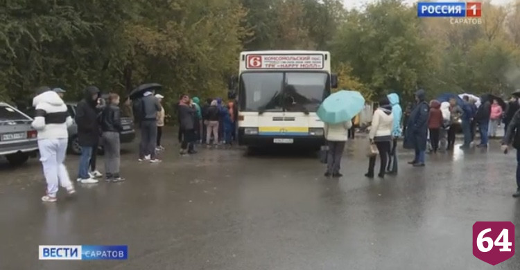 В Саратове мобилизованных пришли провожать жены и дети