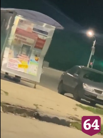 Вандал повредил остановку и попал на камеру