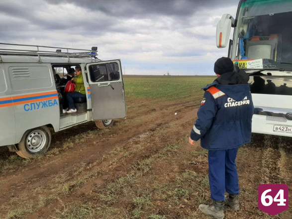 Саратовские спасатели эвакуировали застрявших в поле туристов
