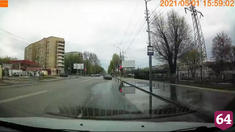Появилось видео столкновения иномарки со столбом у ТЦ в Саратове