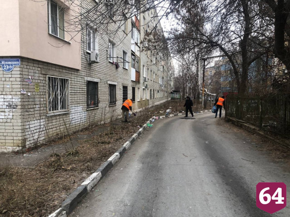Коммунальщики Саратова устраняют последствия сильного ветра