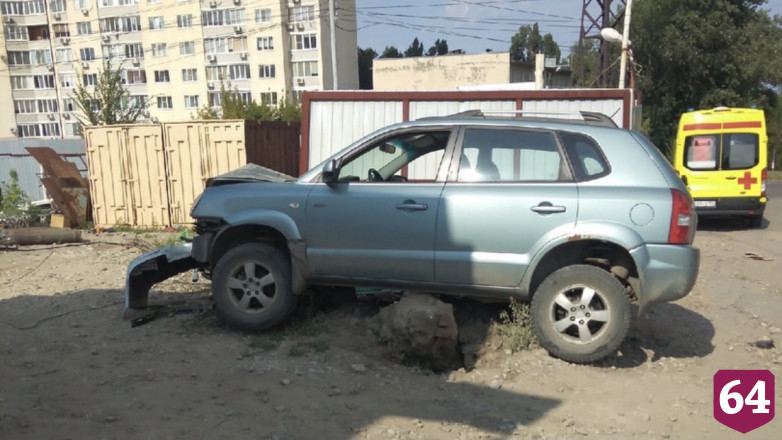 В Саратове водитель иномарки протаранил забор и попал в больницу
