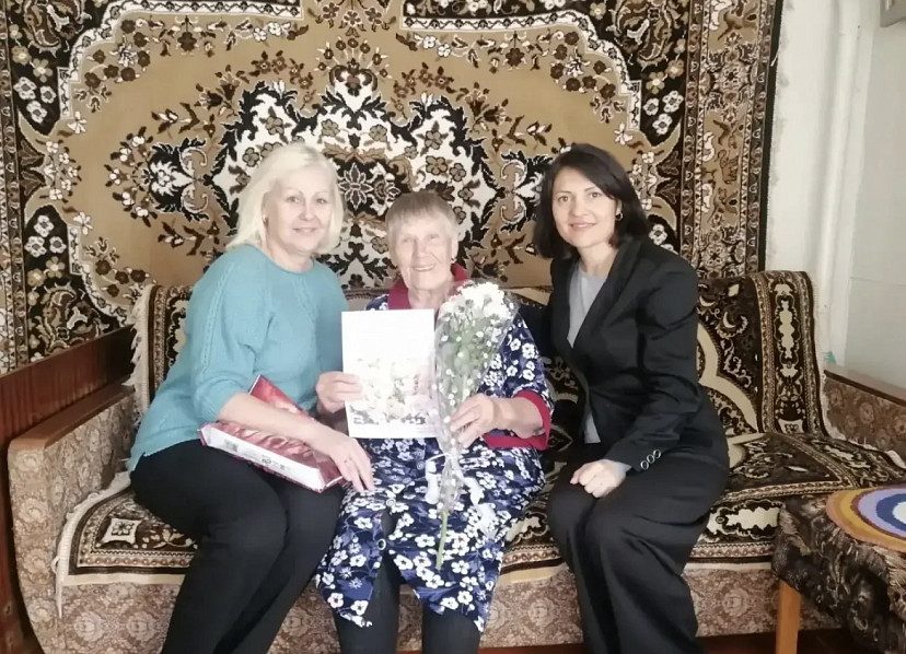 Саратовскую доярку в 90 лет радуют правнуки 