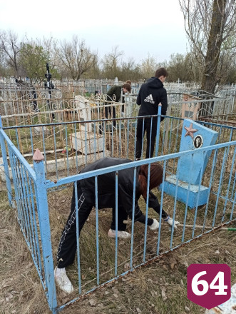 Саратовские волонтеры привели в порядок 60 могил фронтовиков