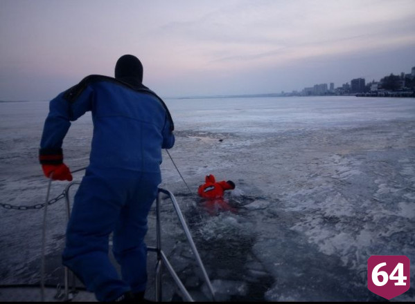 Губернатор объявил благодарность четырем саратовским водолазам 