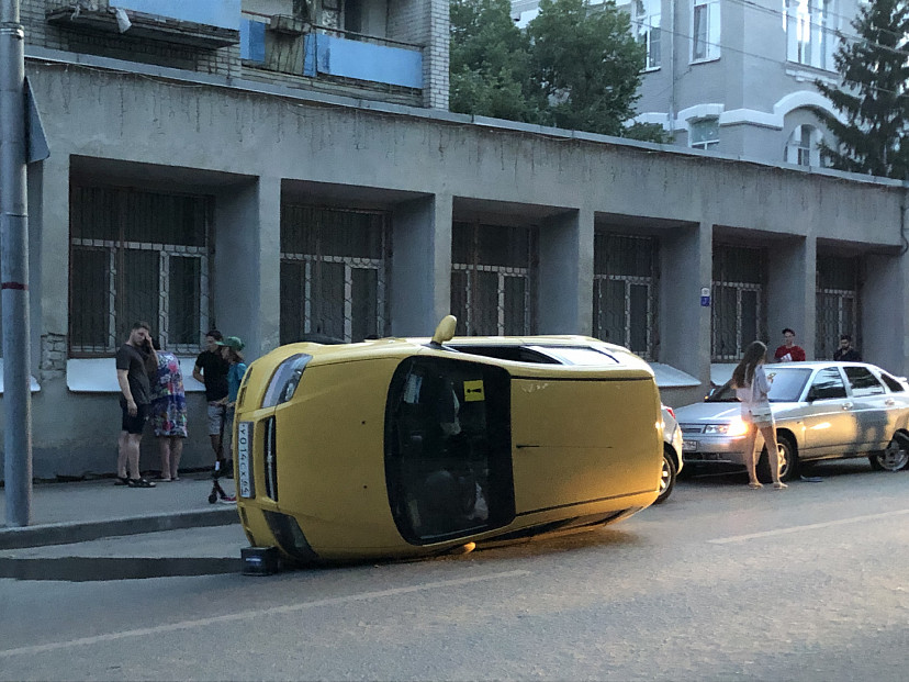 Автоледи опрокинула иномарку в центре Саратова