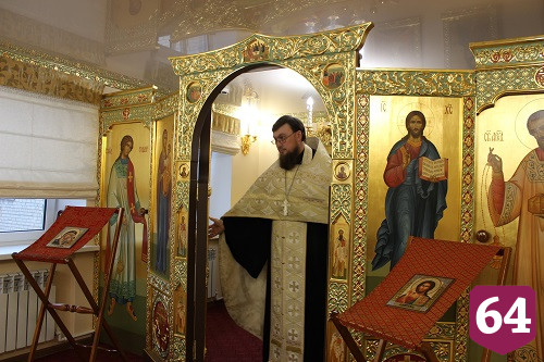 В Энгельсском доме-интернате обвенчали молодых супругов