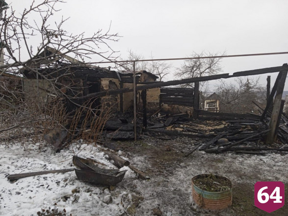 Пожар уничтожил деревянный дом под Саратовом