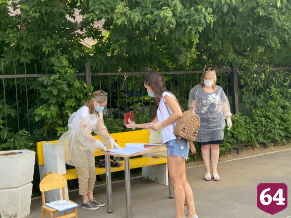 Жители во время голосования поддерживают присвоение Саратову почетного звания 