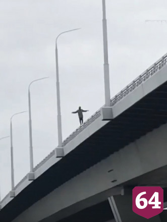 Молодой человек устроил прогулку по перилам моста