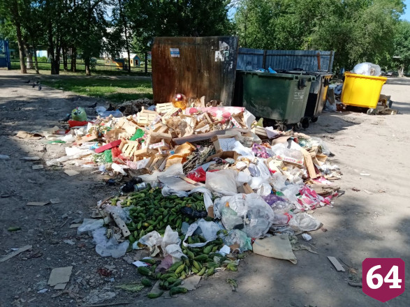 В Энгельсе уличные торговцы усыпали дорогу гнилыми овощами