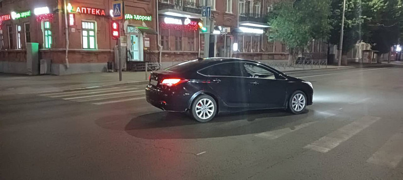 В центре Саратова водитель иномарки на переходе сбил трех человек 